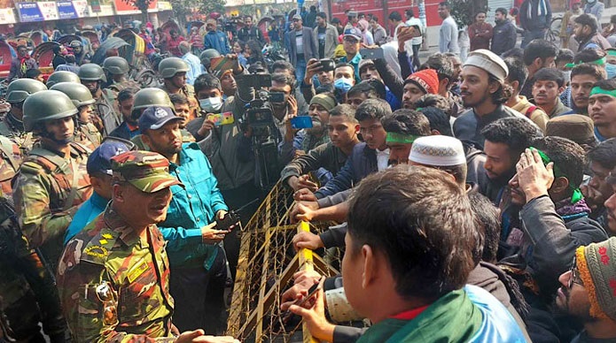বকশীবাজারে আলিয়া মাদরাসা মাঠে বিচারকাজ বন্ধে শিক্ষার্থীদের সড়ক অবরোধ